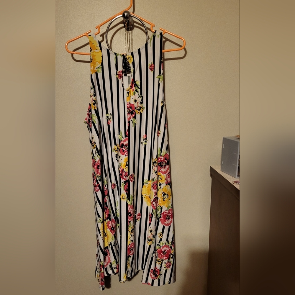 Dress - Picture 2 of 3
